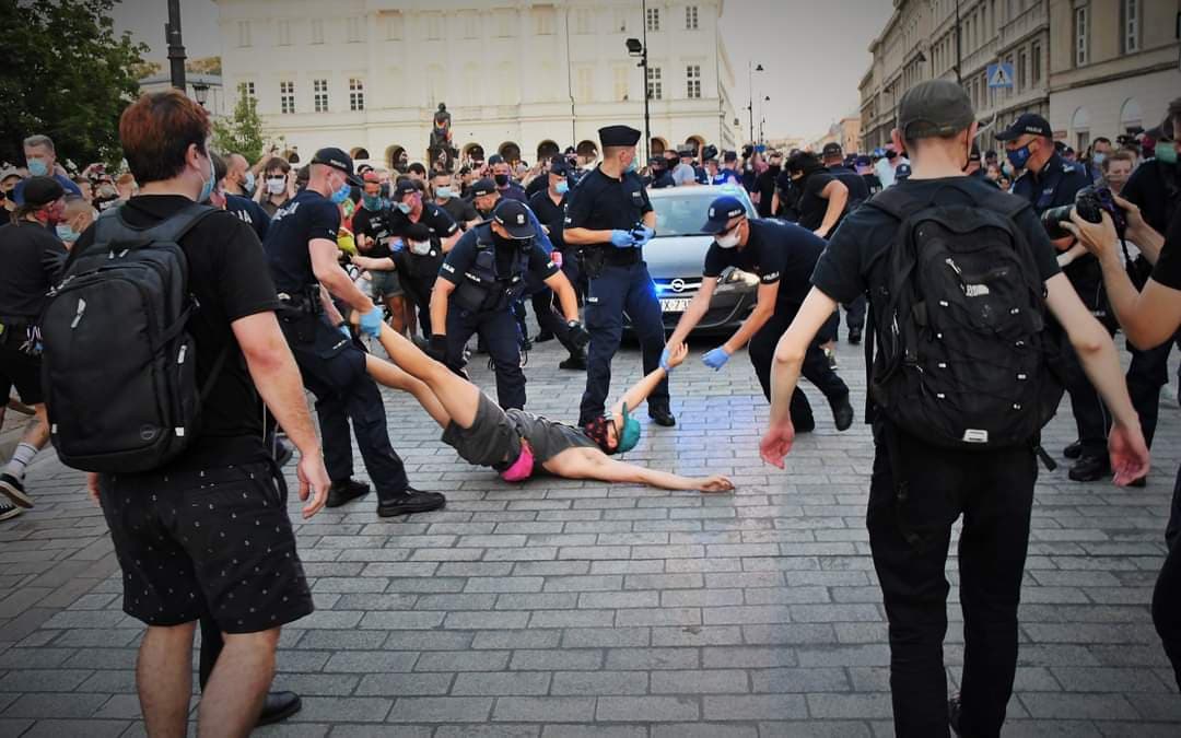 nhc_no's tweet photo. We are shocked over the photos and messages we receive from Poland today ‼️ NHC condemns police brutality and arrests of more than 40 activists in Poland after LGBT support demonstrations. 📸 Photo: Rafał Milach https://t.co/OPYI5h2wmk