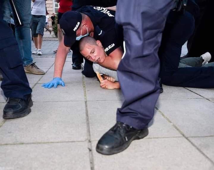 nhc_no's tweet photo. We are shocked over the photos and messages we receive from Poland today ‼️ NHC condemns police brutality and arrests of more than 40 activists in Poland after LGBT support demonstrations. 📸 Photo: Rafał Milach https://t.co/OPYI5h2wmk