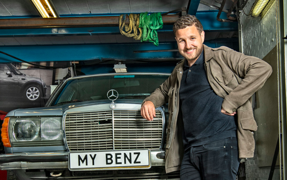 Tv-presentator Ajouad el Miloudi (NTR) voelt zich in Hilversum een blauwe Mercedes. ‘Ik heb een andere kijk op het leven dan de gemiddelde mediamaker’, zegt hij. Onze collega <a href="/jolandouwes/">Jolan Douwes</a> hield een loopbaaninterview met hem voor #Villamedia.  
https://villamedia.nl/artikel/ajouad…