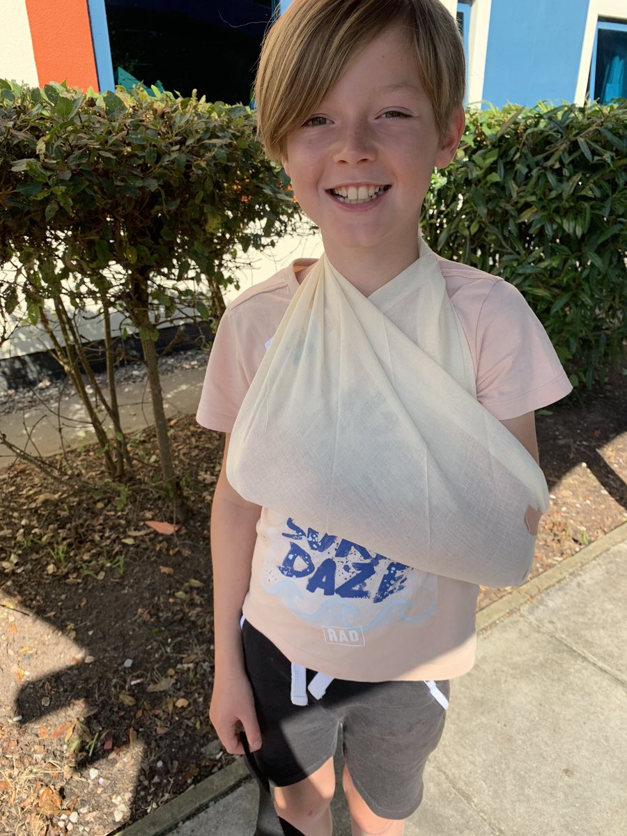 Great service from <a href="/cavcw/">Children and Women's</a>  <a href="/CV_UHB/">Cardiff and Vale University Health Board</a> Children’s Hospital for Wales having turned up for a prebooked 10am #cav247 #phonefirst slot. A tiny break on a tiny finger, but a big sling for sympathy 😉