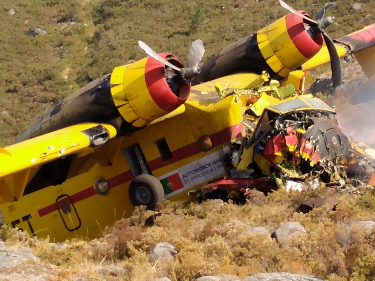 ivancp25's tweet photo. #AccidenteAéreo de avión contraincedios Canadair en el #IFManinLobios de #Ourense. Sucedió mientras participaba en la extinción del incendio forestal de #Lobios, #Xures, frontera con #Portugal. Avión portugués. Parece impacto frontal contra la ladera :( #Foca https://t.co/e3tPavTuMi