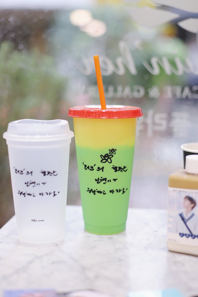 lovinherflower's tweet photo. 8월8일(토)세트특전인 증명사진 손거울은 모두소진되었습니다.
오늘과 내일자 세트특전은 @For_my_August 님께서 더 넉넉히 준비해주셨습니다.
내일 민현군 생일당일에는 리유저블컵 선착특전이 준비되어있습니다!^^ https://t.co/gY77zkseIP