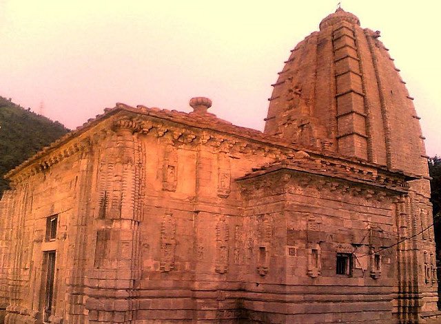  Ancient Panchavaktra ShivJi Temple, Mandi has a Main Mandap supported by 4 Intricately Carved Pillars. It is a National heritage monument protected by  @ASIGoI Archaeological Survey of India Credits : Google  3/3  #IncredibleIndia  @yashshiningstar  @DharmoRakshathi