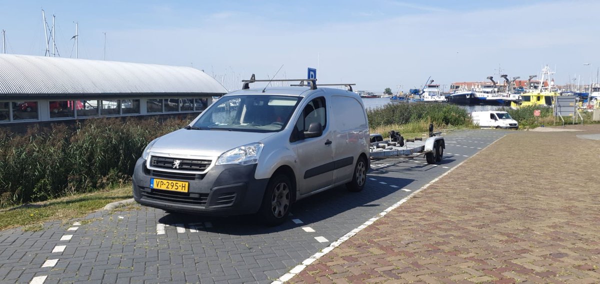 Beste burgers, plaatsgenoten. Deze plekken (met NP) zijn gereserveerd voor #KNRM voor als elke seconde telt. Graag uw auto/ trailer even verderop parkeren. Dank voor uw begrip en medewerking 👍