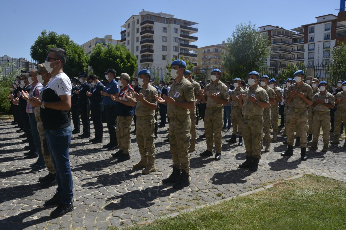 İlçemizde görevi başında geçirdiği kalp krizi sonucu Şehit düşen polisimiz Uğur PEHLİVAN'ı törenle son yolculuğuna uğurladık.