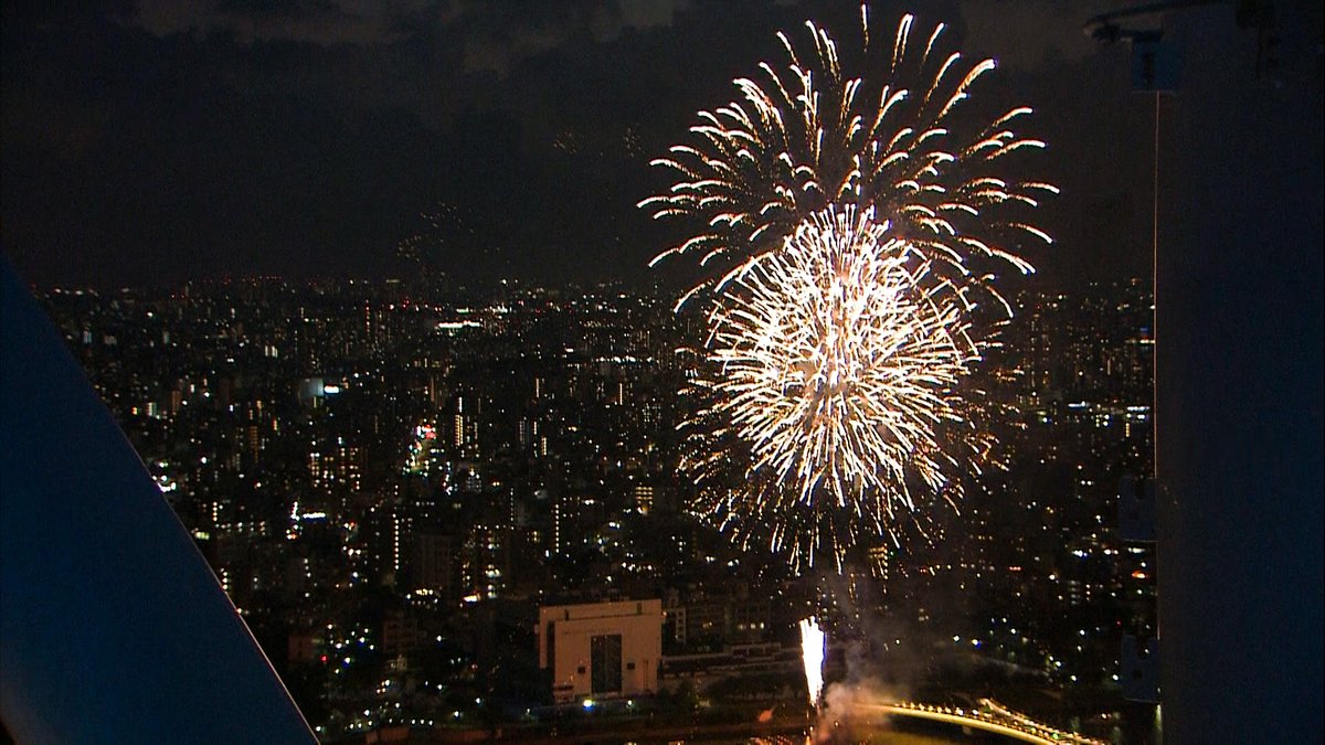 レッツエンジョイ東京 على تويتر 侮るなかれ 迫力満点の花火動画 T Co F0en1dkf 全国の有名花火大会 の動画を集めました 大迫力の花火を存分におうちで楽しめます