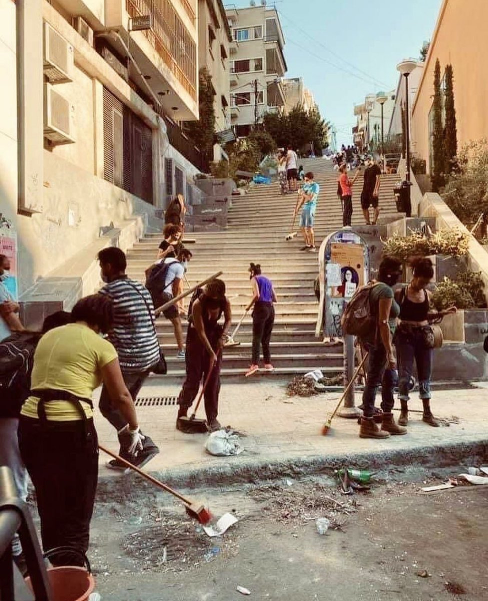 AhlamAlShamsi's tweet photo. كبرتوا قلوبنا يا بنات وشباب #لبنان اعطيتم دروس في الوطنيه وحب الوطن و انه حب الوطن مش بالكلام بل بالفعل #لبنان_في_قلوبنا 🇱🇧🇦🇪 كل العالم فخور بكم ♥️ https://t.co/xsAzFaUVzf