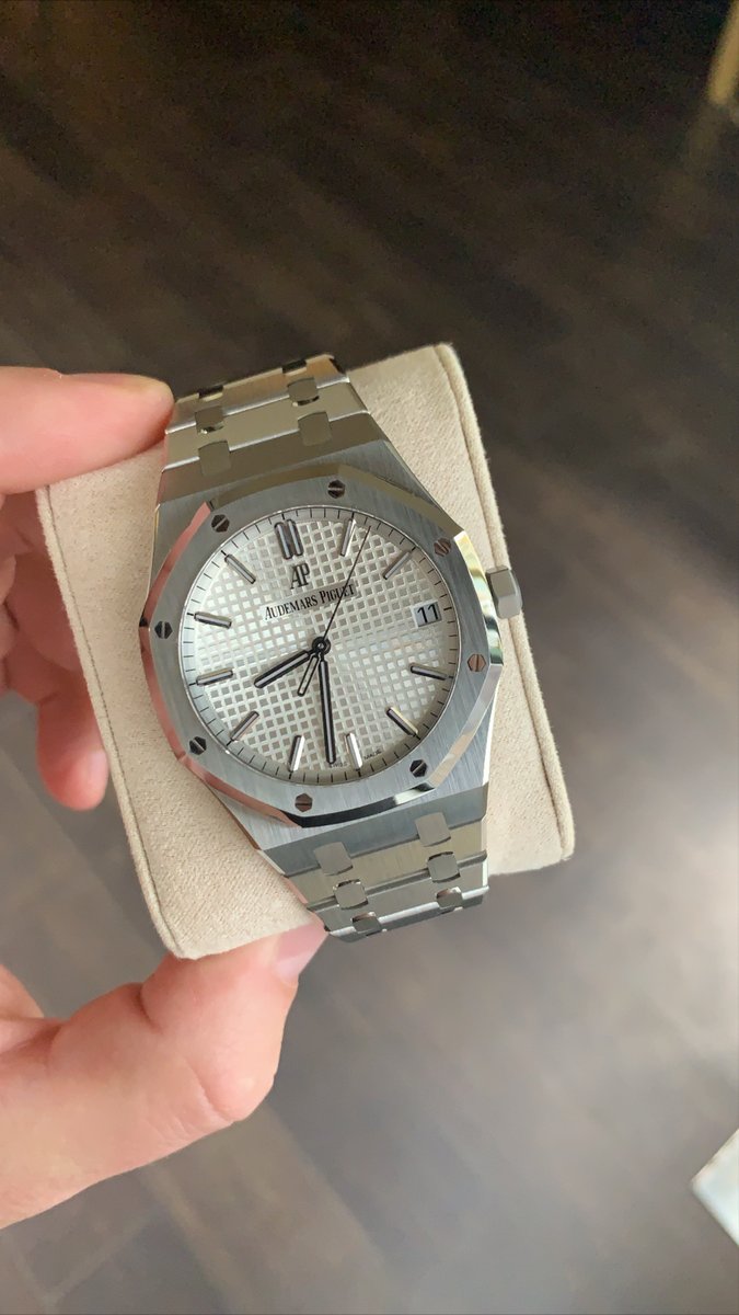 Unworn 2020 #AudemarsPiguet #RoyalOak full set 📦&amp;📃 In Stock Now ✅
.
.
☎ +44 (0) 1727 864 700 -⁠
📧 sales@kingshilljewellery.com -⁠
