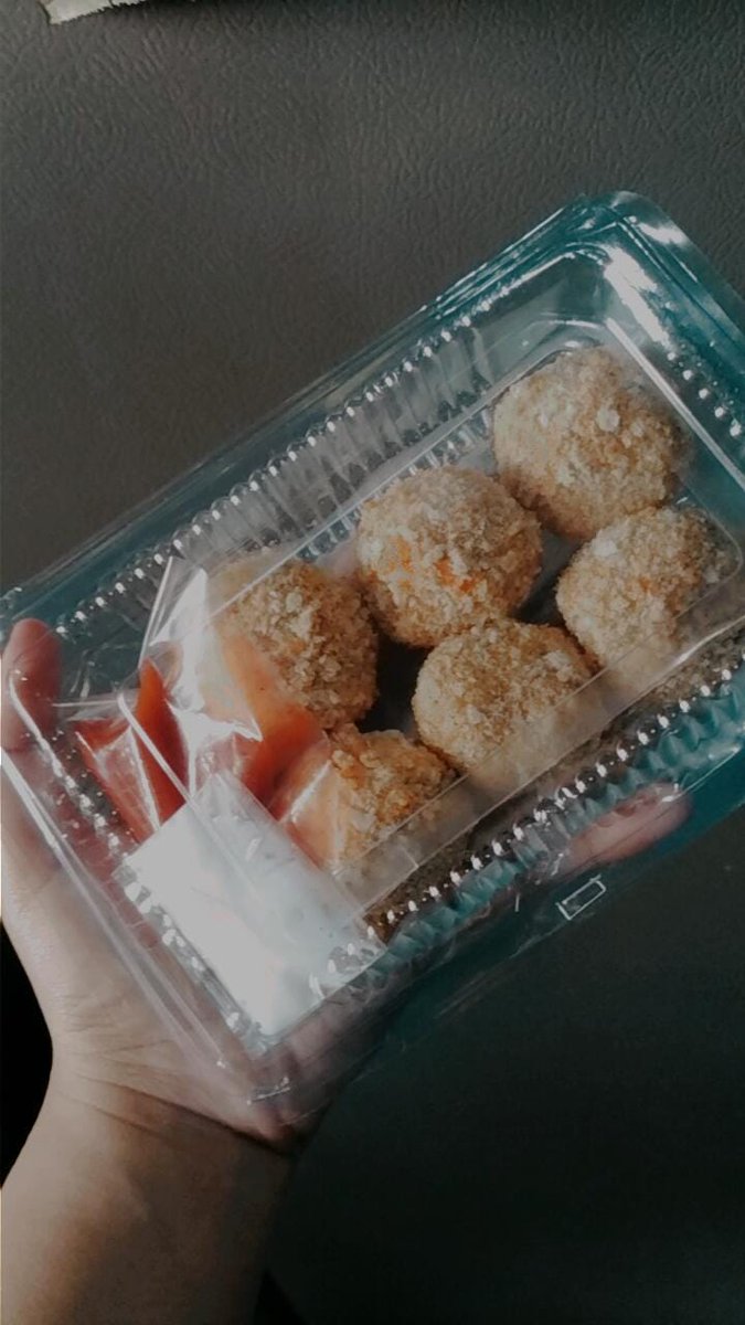 Simisimisim2's tweet photo. @lessssugar Izin nitip jualan ya ka 
yang mau order cilok krispinya bisa DM ya terima cod wilayah cilodong cibinong dan sekitarnya makasihhhh isinya ada bakso sosis dan ada yg versi pedasnyaaa😆 https://t.co/1CSGwe5iVf
