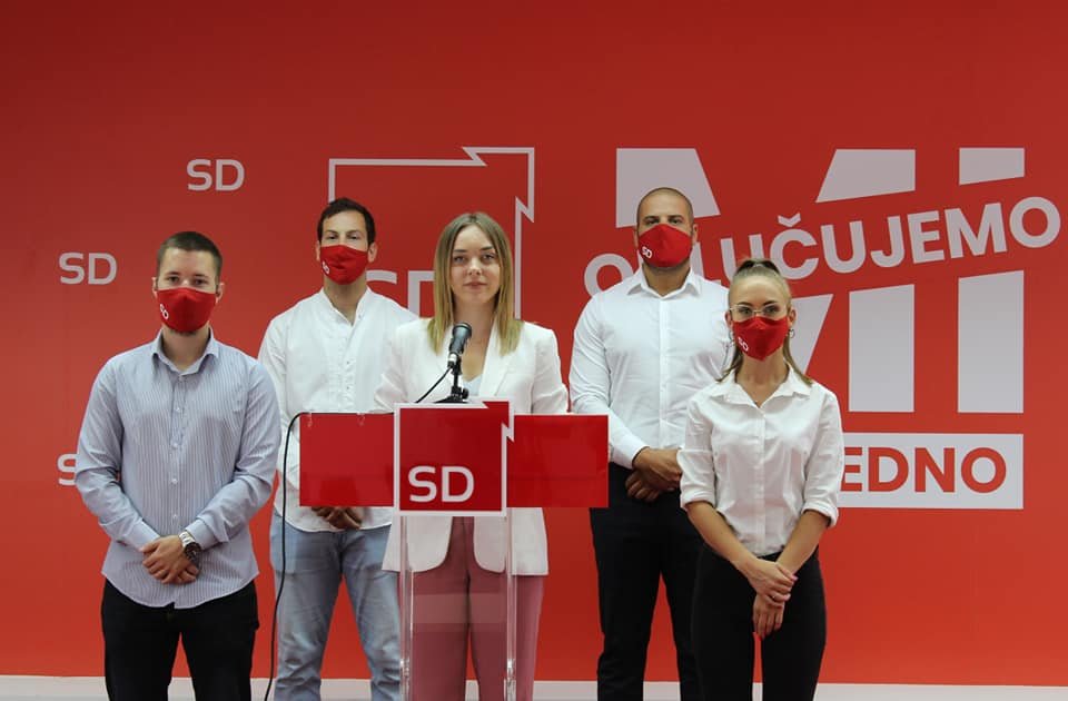 SD_CRNAGORA's tweet photo. 🔻#SD insistira na većoj zastupljenosti mladih u procesu kreiranja politika. Jedan od ključnih koraka u tom pravcu jeste kreiranje omladinakih klubova u većini opština, saopštila je @LOVE_before_all kandidatkinja na listi SD-a i generalna sekretarka #OSDCG
https://t.co/6J3xG14JgD https://t.co/jEwoHFKfQN