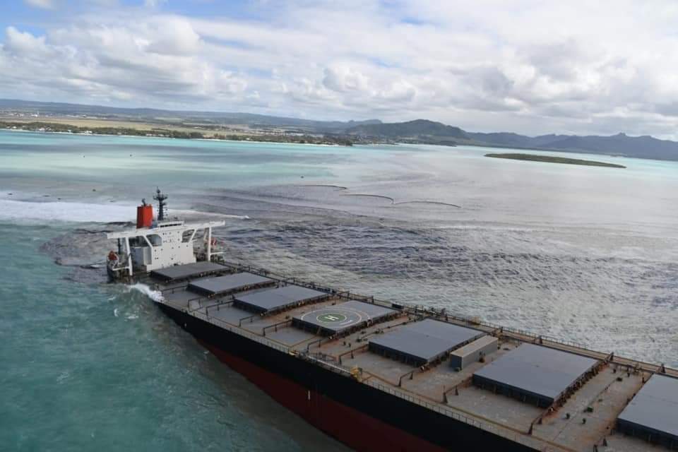 TheDailyDogma's tweet photo. An island drowning in an oil spill from an abandoned ship battering against the coral reef. Now heading down a long dark road to ecological  (and economic) disaster. Not a mere detour from the corona recovery road. #MauritiusOilSpill #Mauritius https://t.co/GKRNaYM146