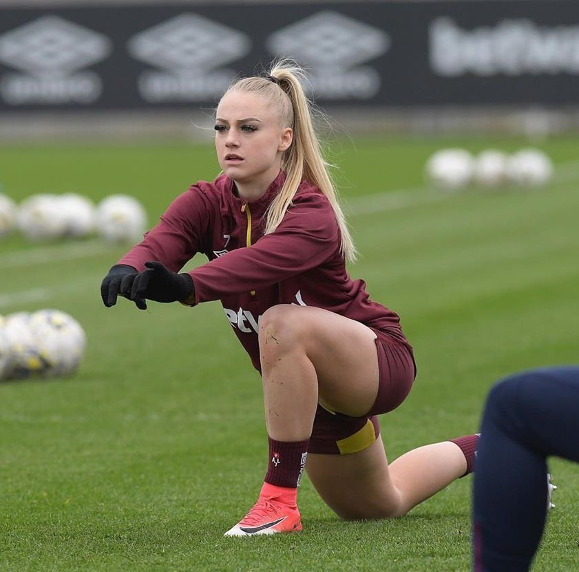 Alisha Lehmann: “Türkiye’de Melih Şendil diye bir yorumcunun “Kadınlar futbol’da olmamalı” dediği videoyu izledim. Burdan Melih’e meydan okuyorum. 3 avanslı 5’te biten maç yapalım. Bakalım kadın karşısında maçtan sonra futbola erkek olarak tövbe edecek mi hep beraber görelim.”