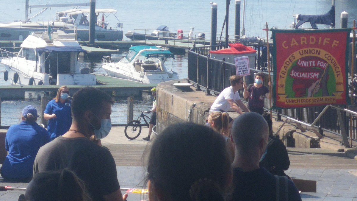 It is incredibly hot here, so the crowd is wilting a bit. Protest has come to an end. Everyone heads for some shade  #NHSPay15