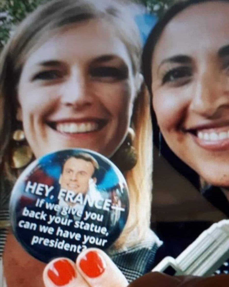 Mike_Bresson's tweet photo. ➡️Après la visite d’Emmanuel #Macron à #Beyrouth, des américain(e)s arborent un badge sur lequel est écrit :
« Hey France, si on vous rend votre statue, pouvons-nous avoir votre Président ? »
➡️Épidémie de syncope au #RN https://t.co/QPlu5cJJwD