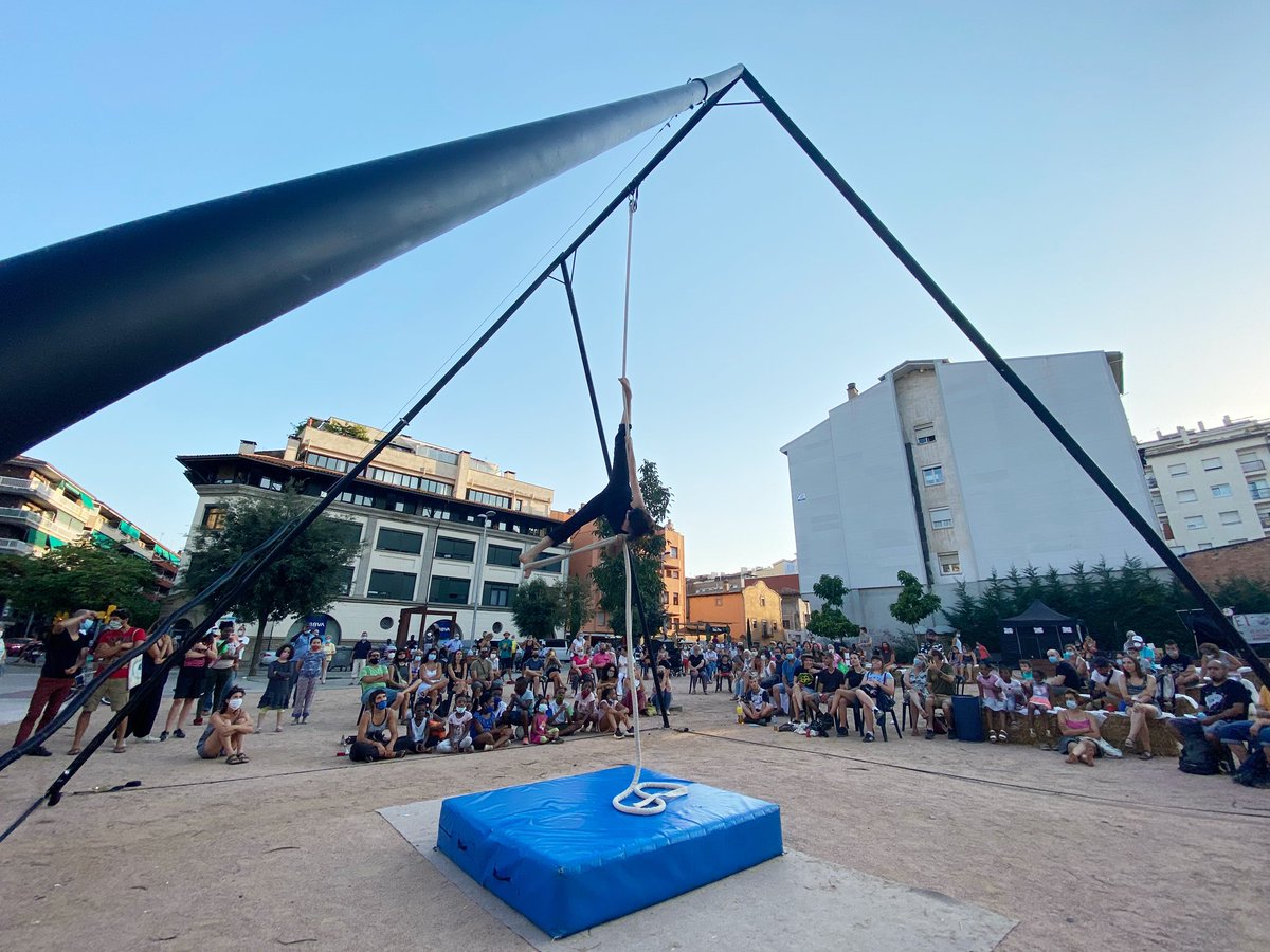 RemeiReviu's tweet photo. Ahir la plaça de la Noguera va demostrar ser un punt epicentre d'art i cultura a la ciutat. Un punt de cohesió social, on persones amb varietat d'orígen, edat i cultura ens vam unir per compartir plegades!
Gràcies a totes❤️✊🏽🌿 El Remei és viu! #noenstoqueulesnous #remeireviu https://t.co/BQV4rY6w1M