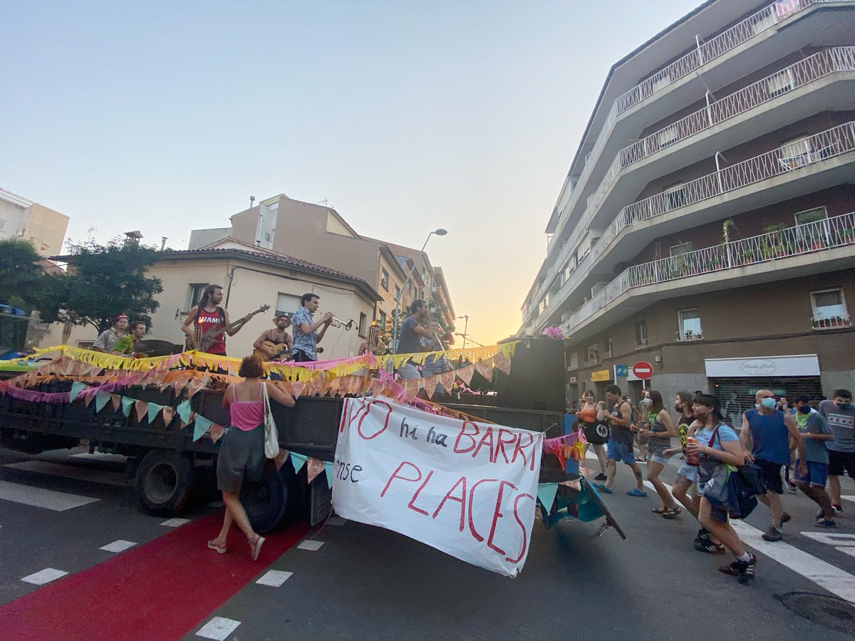 RemeiReviu's tweet photo. Ahir la plaça de la Noguera va demostrar ser un punt epicentre d'art i cultura a la ciutat. Un punt de cohesió social, on persones amb varietat d'orígen, edat i cultura ens vam unir per compartir plegades!
Gràcies a totes❤️✊🏽🌿 El Remei és viu! #noenstoqueulesnous #remeireviu https://t.co/BQV4rY6w1M