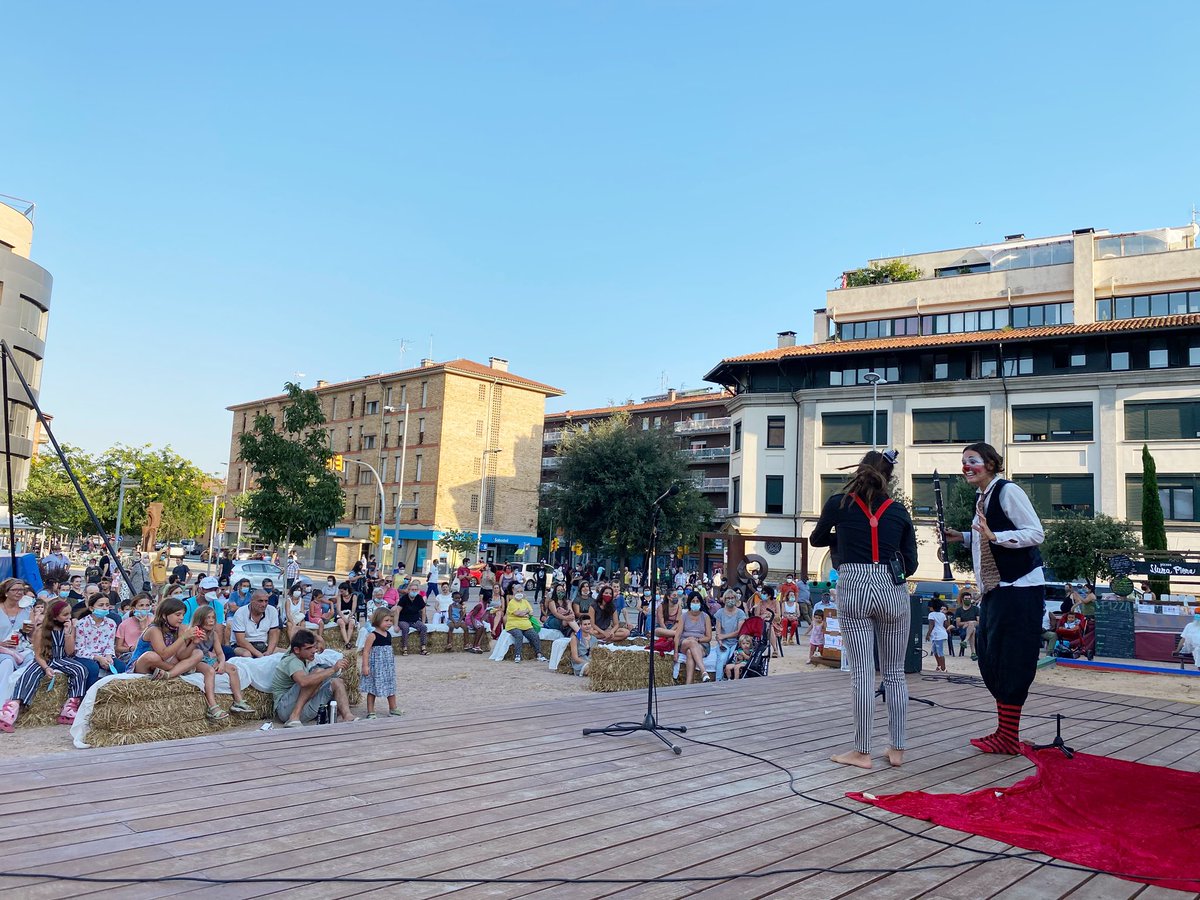 RemeiReviu's tweet photo. Ahir la plaça de la Noguera va demostrar ser un punt epicentre d'art i cultura a la ciutat. Un punt de cohesió social, on persones amb varietat d'orígen, edat i cultura ens vam unir per compartir plegades!
Gràcies a totes❤️✊🏽🌿 El Remei és viu! #noenstoqueulesnous #remeireviu https://t.co/BQV4rY6w1M