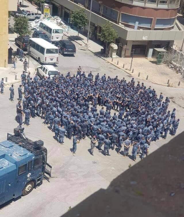 lucienbourjeily's tweet photo. هالمنظر اليوم (تحضيرهم لقمع الشعب اللبناني)... 
شفناه شي للمساعدة بالأحياء المنكوبة؟؟ 
#المافيا_الحكامة
#لبنان_ينتفض ضد #سلطة_الاجرام https://t.co/h6fh2SQmXD
