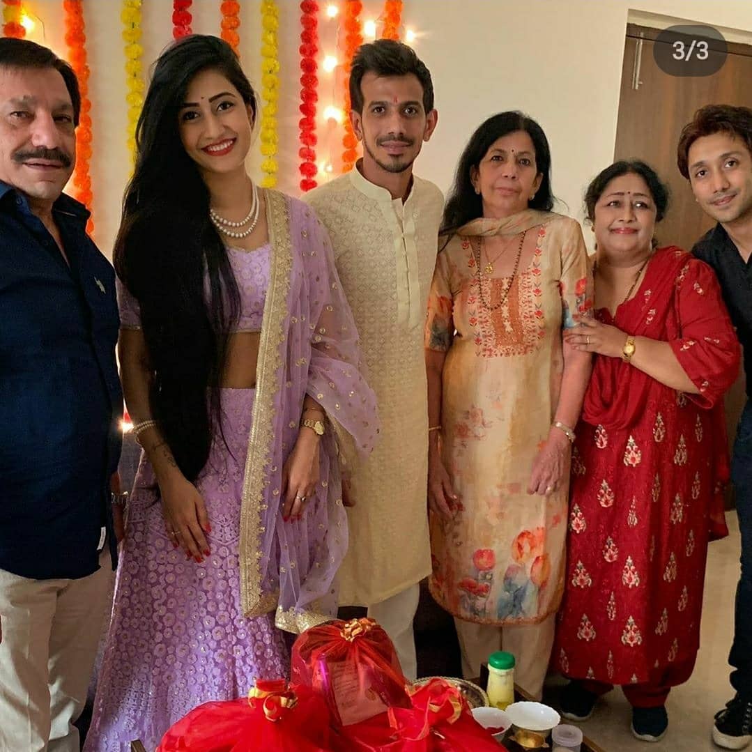 CricketDailyIN's tweet photo. @yuzi_chahal A Happy and Complete Family 😍😍

God Bless the New Couple 💖

Wishes for @yuzi_chahal and Dhanashree 😘

#yuzvendrachahal https://t.co/jfVFEM6Zof