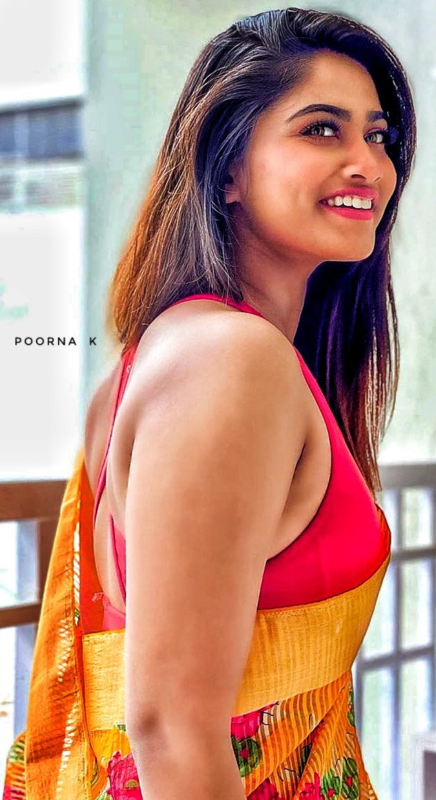 miss_poorna's tweet photo. Adichu thooku..  Adichu Thooku 💦💦💦
Ena oru kolukku molukku 😋😋😋

Not even her 2 peice reveal will show this much flesh ahhh 🔥🔥🔥 https://t.co/nTzrj3m1aw