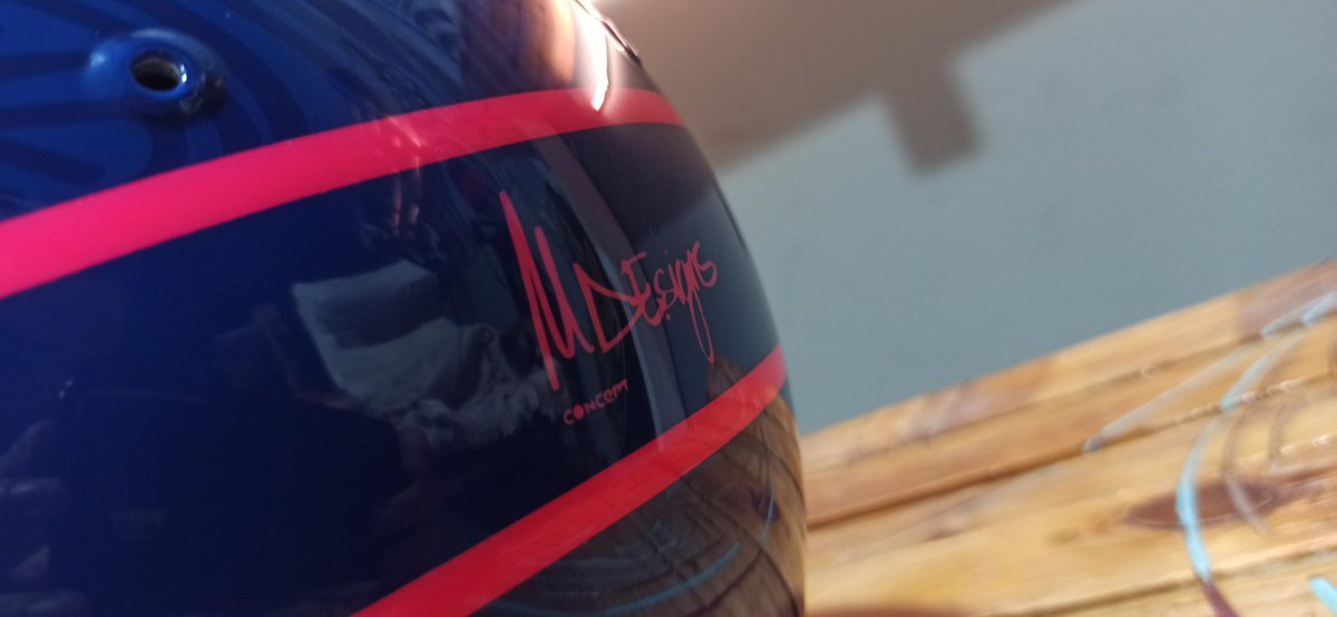 MDEsignsConcept's tweet photo. Dos caramelos más que salen del horno! Nuestro gran amigo Roger Morback vuelve a lucir su diseño con nuestras #LaKLiNes integradas en un azul más oscuro, dándole un toque sutil y novedoso! @BellRacingHQ #customhelmetpaint https://t.co/3kGNQCWTwo