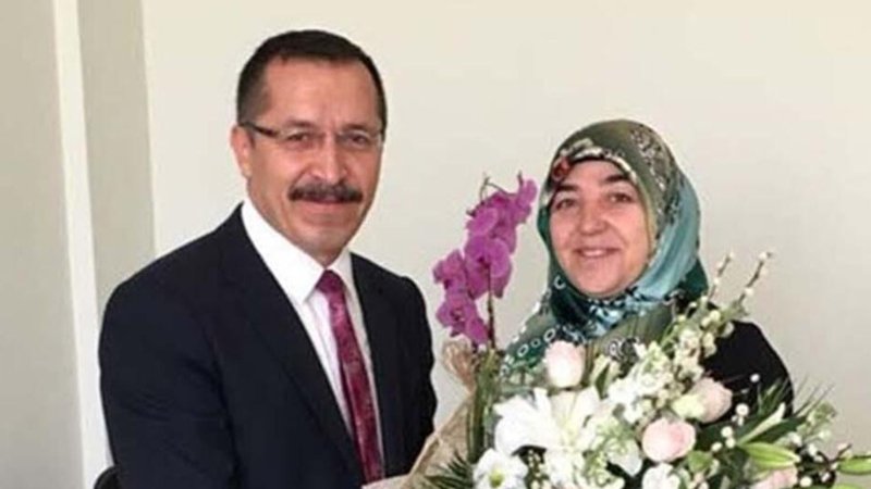 ogretmenlersyfs's tweet photo. Pamukkale Üniversitesi Rektörü Hüseyin Bağ bu sefer de Personel Daire Başkanlığı kadrosunda ‘adrese teslim’ ilan açtı. Kriterleri karşılayan ve başvuran tek kişi rektörün eşi Derya Bağ oldu.
Sınıf Öğretmeni Güler Adam ise 12 yıldır ataması yapılmadığı için intihar etmişti! https://t.co/NMJbHe4KUm