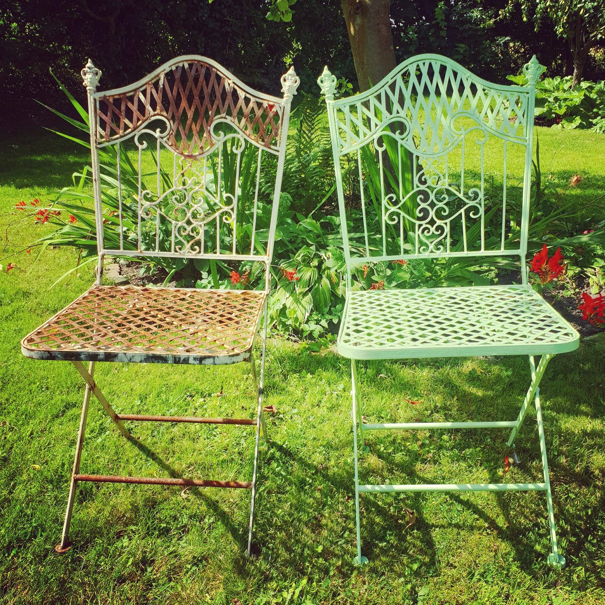 Before and after... Finally getting to paint our pre-lockdown purchase. 4 chairs and a table to be stripped of old paint and re-painted! #upcycle #restorationproject #gardenfurniture #hammerite #newold #restoredfurniture #beforeandafter #labouroflove