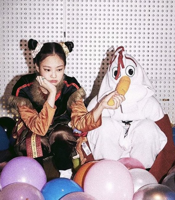 firejennie's tweet photo. jennie holding lisa’s carrot, a saga https://t.co/0lmkA99GIr