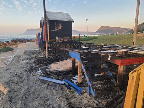MrCPT's tweet photo. Bathing boxes at St James Beach in @CapeTown were torched in the early hours of this morning. 🔥

Here are some images during and after the fire which occurred at 1am on Saturday 8 August. The cause is unknown. 🤬

📸: @CityofCT 

#CapeFire https://t.co/jj1q0z8bMS