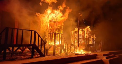 MrCPT's tweet photo. Bathing boxes at St James Beach in @CapeTown were torched in the early hours of this morning. 🔥

Here are some images during and after the fire which occurred at 1am on Saturday 8 August. The cause is unknown. 🤬

📸: @CityofCT 

#CapeFire https://t.co/jj1q0z8bMS