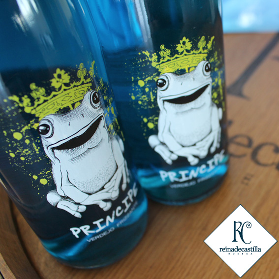Cóctel azul. Descorcha un Principe Frizzante. Tu vino Blue  para el verano.
reinadecastilla.es/tienda/

#DORueda
#Uncorked
#reinadecastilla
#bodegasreinadecastilla
#winelover
#summer
#ruedalovers
#wineontherocks
#príncipefrizzante
#Blue