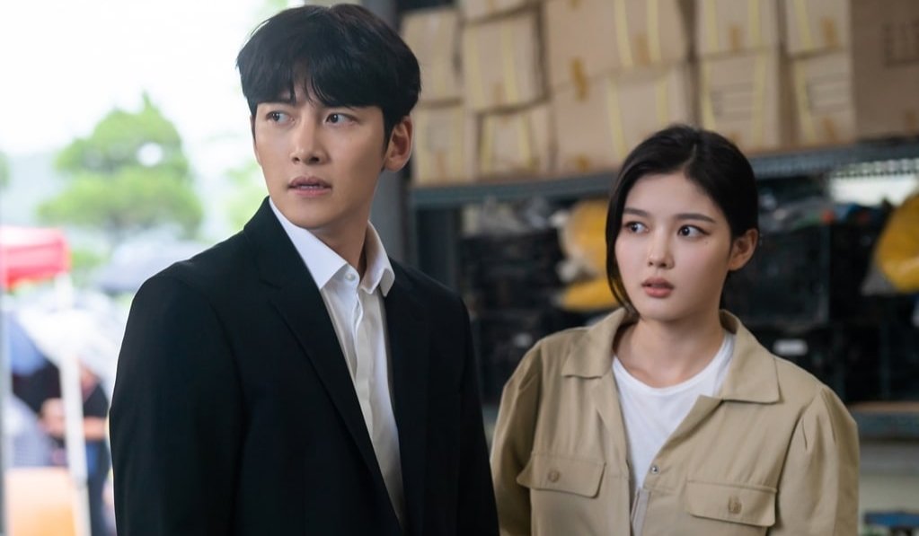 The finale! Ji Chang Wook and Kim Yoo Jung new stills from the finale of SBS' 'Backstreet Rookie'. The final episode will air tonight at 10PM KST. #JiChangWook #KimYooJung #BackstreetRookie #kstarzzi @kstarzziph #지창욱 #김유정 #편의점샛별이