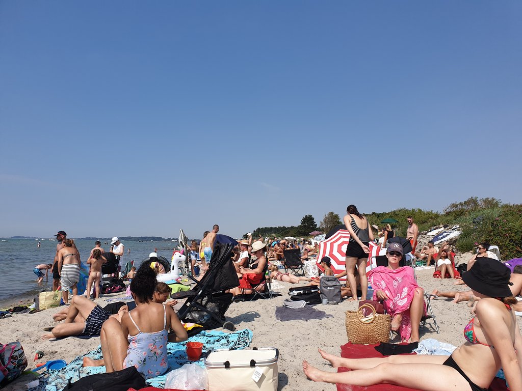 JBad71's tweet photo. Inga föräldrar tillåtna på området under grabbens fotbollscup. 
Skulle säkert blivit ett 30-tal utspridda runt planen.
Istället på stranden...
@amandalind_ , dags att sluta straffa idrotten och hittar vägar som speglar samhället i övrigt. https://t.co/VRZ6mINmGC
