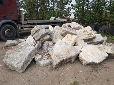 CraneDesigned's tweet photo. Beautiful stones have arrived for the new pond garden design in Bedfordshire #waterfall #bedfordshire #rockery https://t.co/mygOeCEpOH