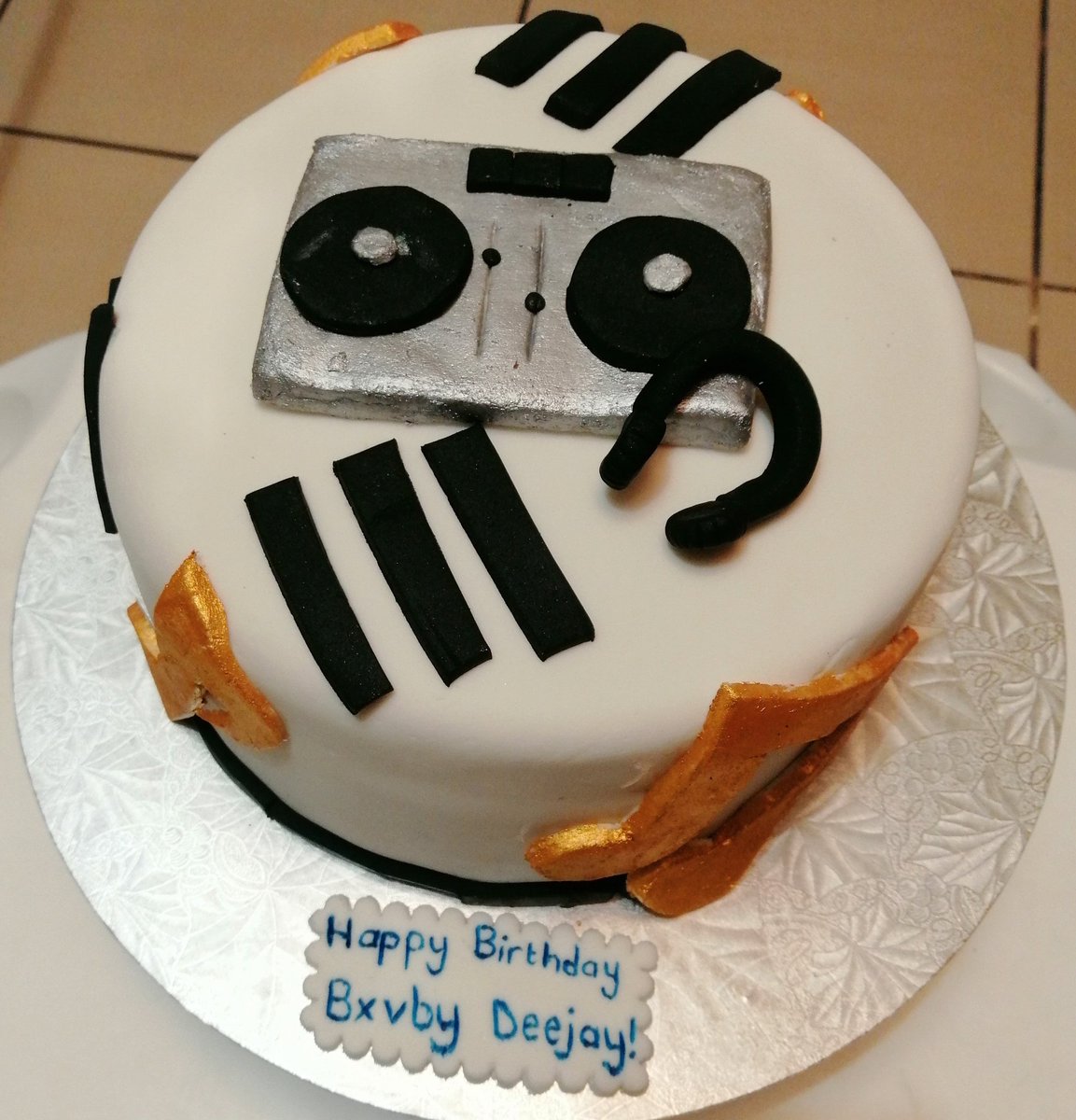 betse_bakes's tweet photo. DJ cake ๐ง
A Vanilla birthday Cake for a DJ! โจ
Order your cake today!
#DJCake #BetseDelicacies https://t.co/WE4MrhrWxs