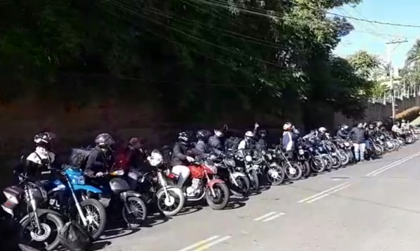 Motoboys protestam em frente a condomínio de morador que fez ofensa racista contra entregador, em Valinhos glo.bo/2Pxhowe #G1