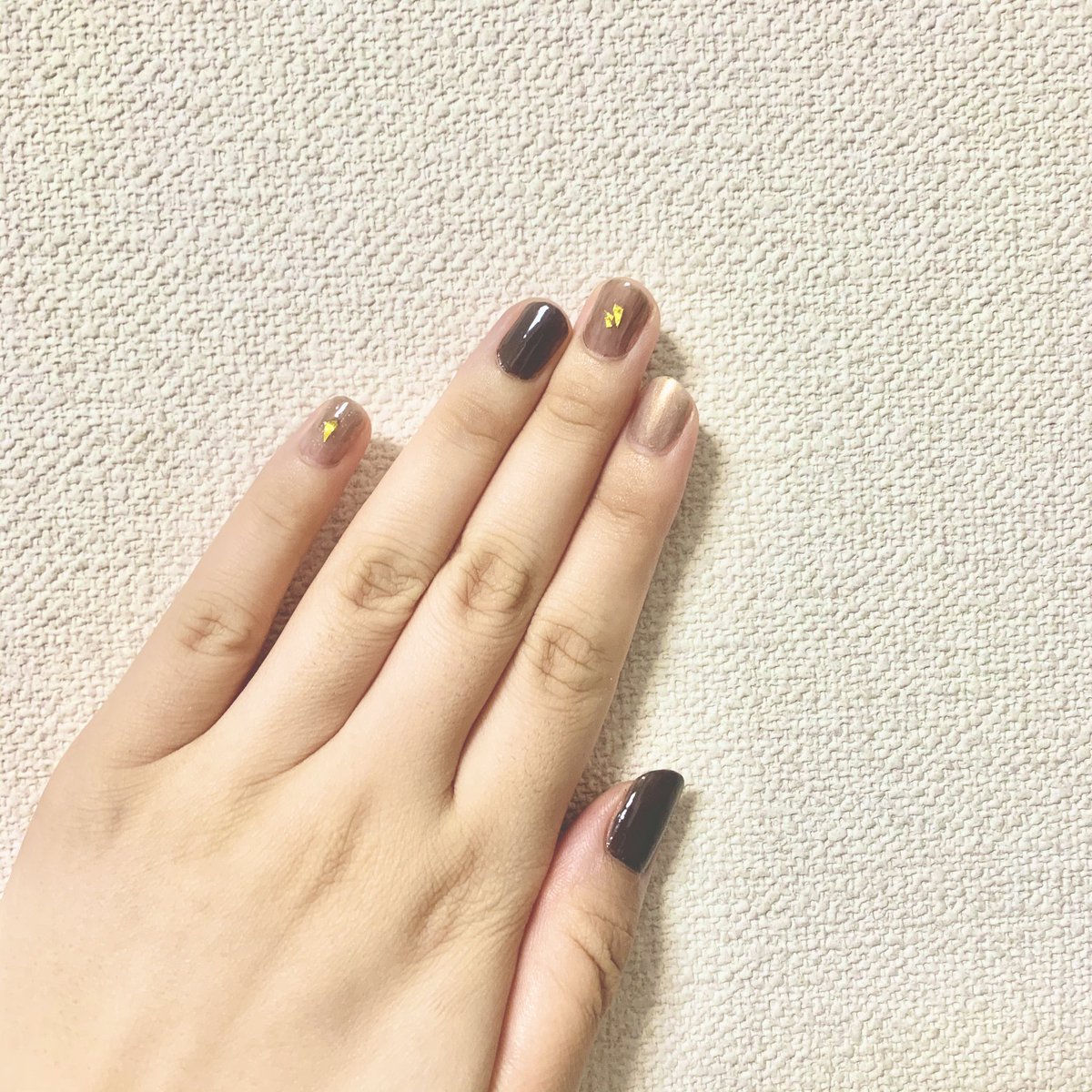 れーずん お盆休み用の ブラウンネイル ネイル マニキュア ネイルアート Genishnail Nailholic ブラウンネイル ブラウン 左指の爪が短いのは バイオリンをしてるから