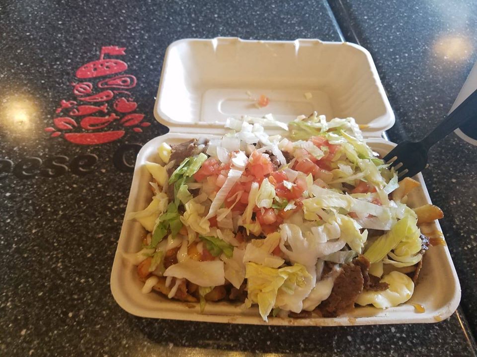 CheeseCurds's tweet photo. Our fans have a great eye when taking photos. Notice how Nancy managed to snuggle our logo in beside her #Halifamous #Donair #Poutine
📸 Nancy T.
#fanphoto #donairpoutine #madeinhouse #itsworththewait #chefinspired https://t.co/4C8lOHxnLm