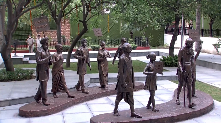 ''आज का दिन बहुत ऐतिहासिक है। देश की आजादी में आज की तारीख का बहुत बड़ा योगदान है।

आज के ही दिन, 1942 में गांधी जी की अगुवाई में आज़ादी के लिए एक विराट जन आंदोलन शुरू हुआ था, अंग्रेजों भारत छोड़ो का नारा लगा था।''