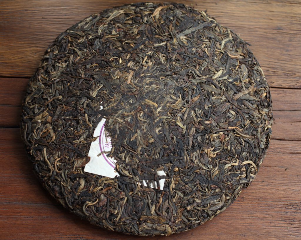 2008 treasure big trees raw tea cake.
High fragrance, sweet and lasting
The soup is clear, bright yellowish, and very rich flavor. Specification: 400 grams/cake, and RMB120 yuan/cake.