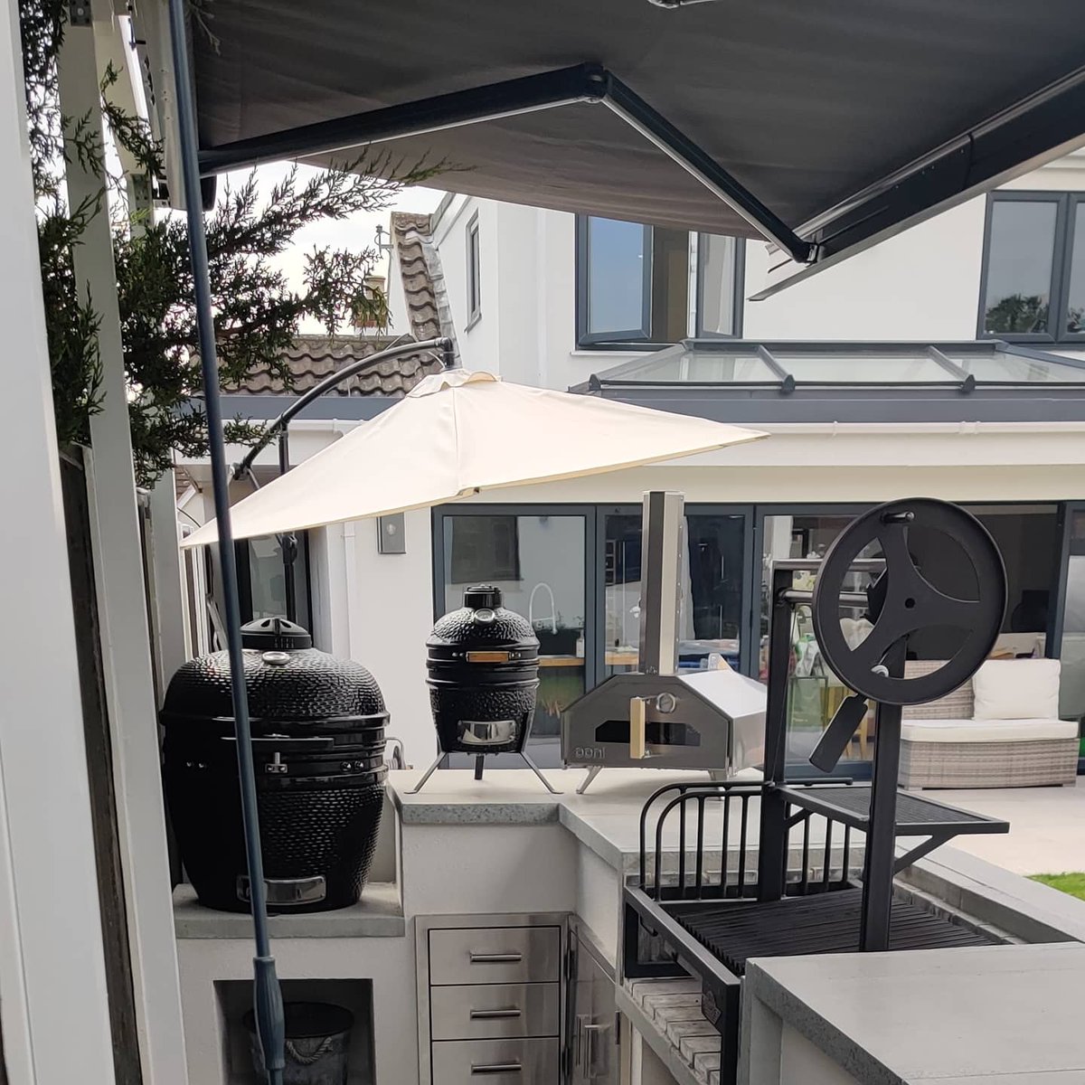 After many late nights and weekends, it is finally finished. Time for a BBQ now