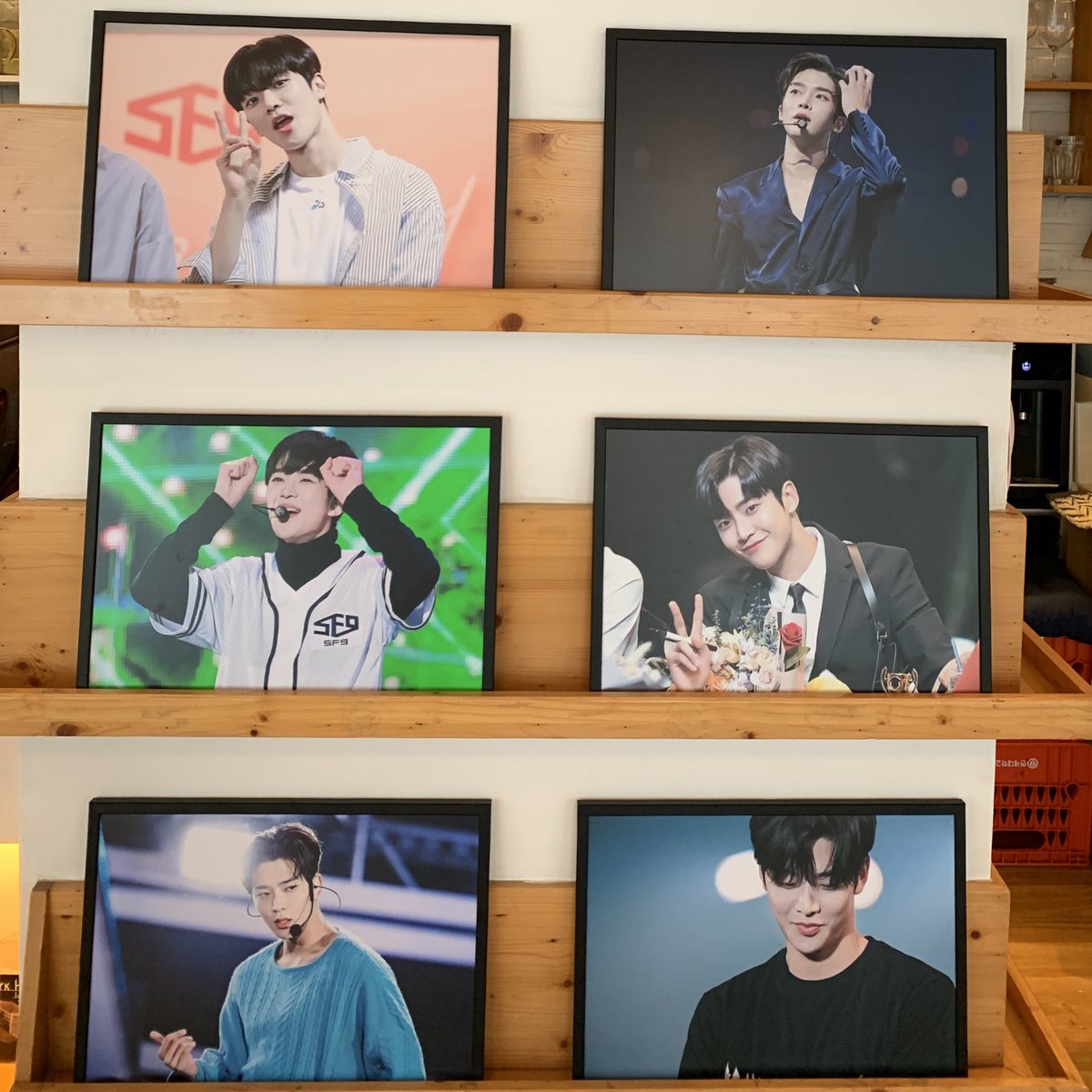 everwo_on's tweet photo. 입구부터 장미 로우니! 진짜 꽃보다 더 예쁜.. 카페 곳곳에 숨어있는 석우 찾기 재미가 쏠쏠했던 곳 〰️ 컵홀더 강쥐 로우니가 너무 기여워요 (*´-`) 액자들 다 제가 좋아하는 날들이라 발 동동 구르면서 봤어용 💞 특전마저도 레전드 날들.. ღ 

#HAPPYROWOONDAY
#모든날_로운데이_모든순간_로운이야기 https://t.co/BFGhQzk3rM