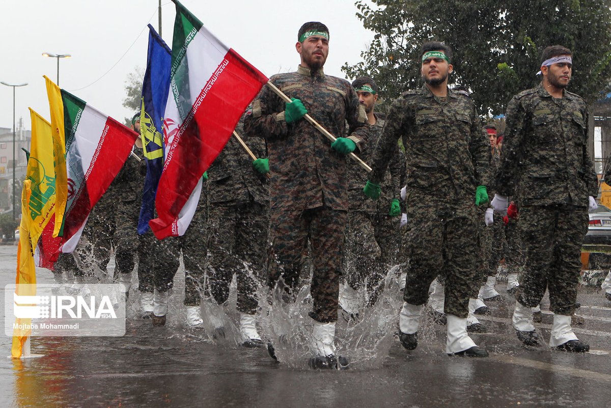 real_ahmad_'s tweet photo. شور شهادت تا همیشه در سر ما
این جان ناقابل فدای رهبر ما
باجی به استکبار عالم ما ندادیم
همواره همراه ولایت ایستادیم
اهل بصیرت، اهل بینش با درایت
پیمان خون بستیم، تا مرز شهادت

#لبیک_یا_خامنه_ای https://t.co/UfWiIT3QOs
