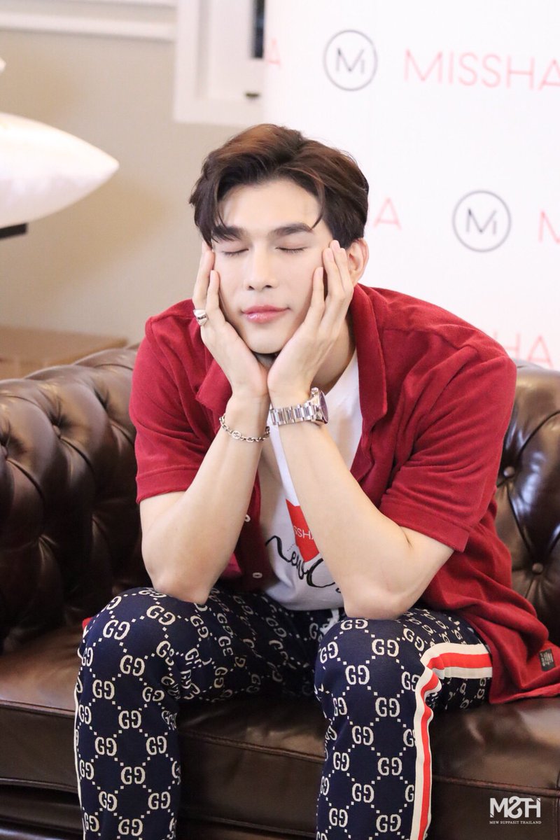 MewsuppasitTH's tweet photo. ไม่ต้องการคนคุมโหดๆ ต้อ​งการคนที่อยู่ในโหมด​รักแฟน 🥰

#MewSuppasit
#mewlions
#หวานใจมิวกลัฟ
#MewGulfLetsLoveMISSHA https://t.co/xkcGAwR8rS