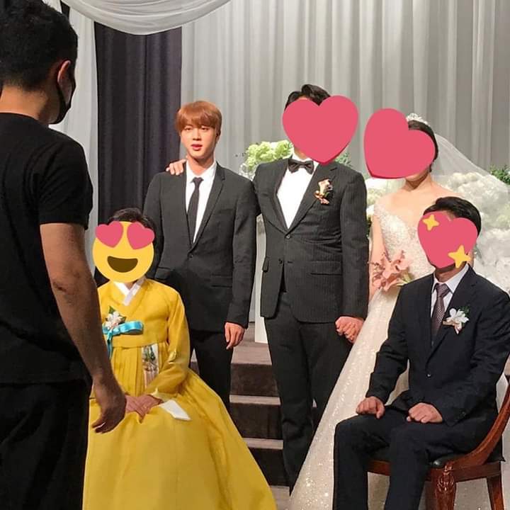 Itskarlaalarcon's tweet photo. El hermano de Seokjin se casó y también se vio a RM y Hoseok https://t.co/pIHuwLhsLp