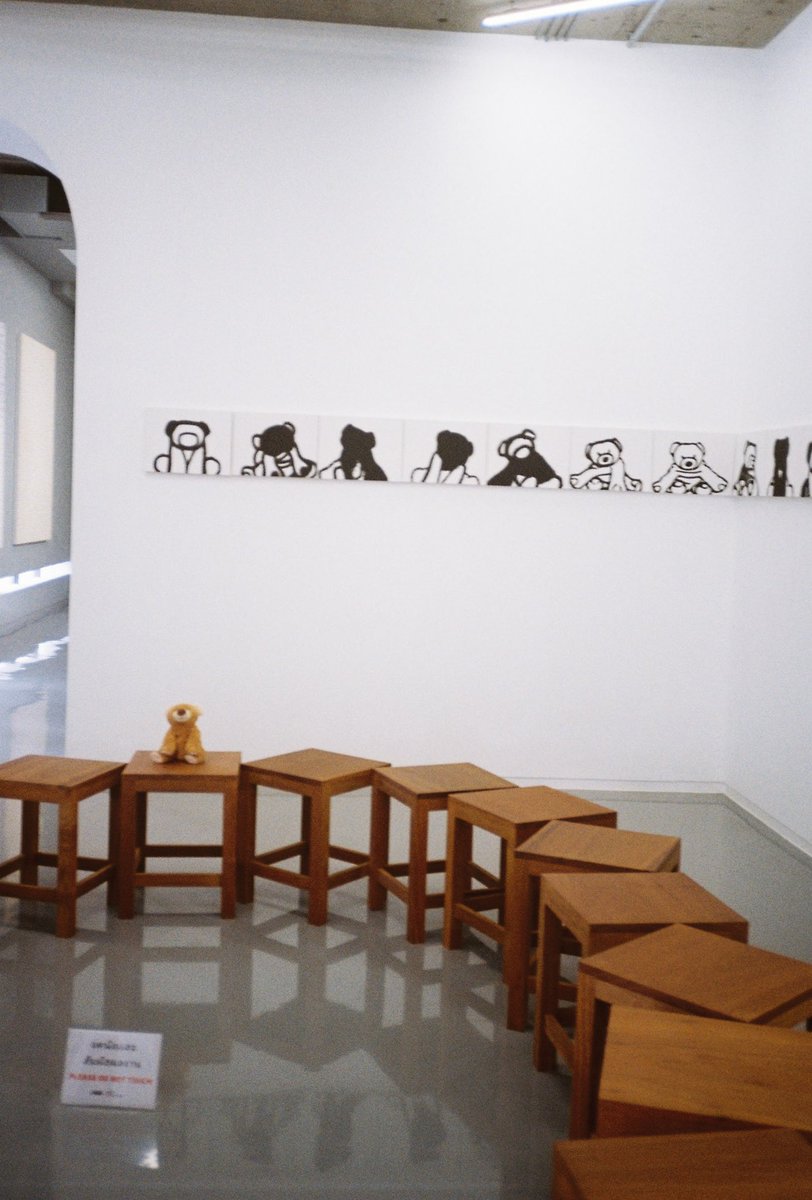 ใครเบื่อหอศิลป์ไม่รู้จะไปไหน แนะนำที่ JWD Art Space เลย ตอนนี้จัดนิทรรศการ 'Die schone heimat' อยู่ งานดีมาก น่ารักกกกกก