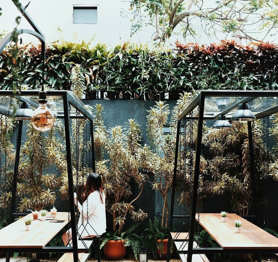 6. Delapan padiCafe ini berlokasi di jalan dipati ukur, dan aku pernah kesini emang tempatnya intagramable bangett, ni nih cafe yang bikin pw banget beda dari yang lain soalnya kita bisa ayunan sambil makan cantik. Makanannya juga ga kalah enak.