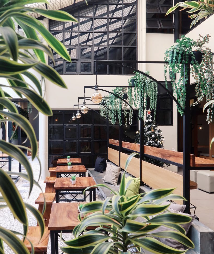 6. Delapan padiCafe ini berlokasi di jalan dipati ukur, dan aku pernah kesini emang tempatnya intagramable bangett, ni nih cafe yang bikin pw banget beda dari yang lain soalnya kita bisa ayunan sambil makan cantik. Makanannya juga ga kalah enak.