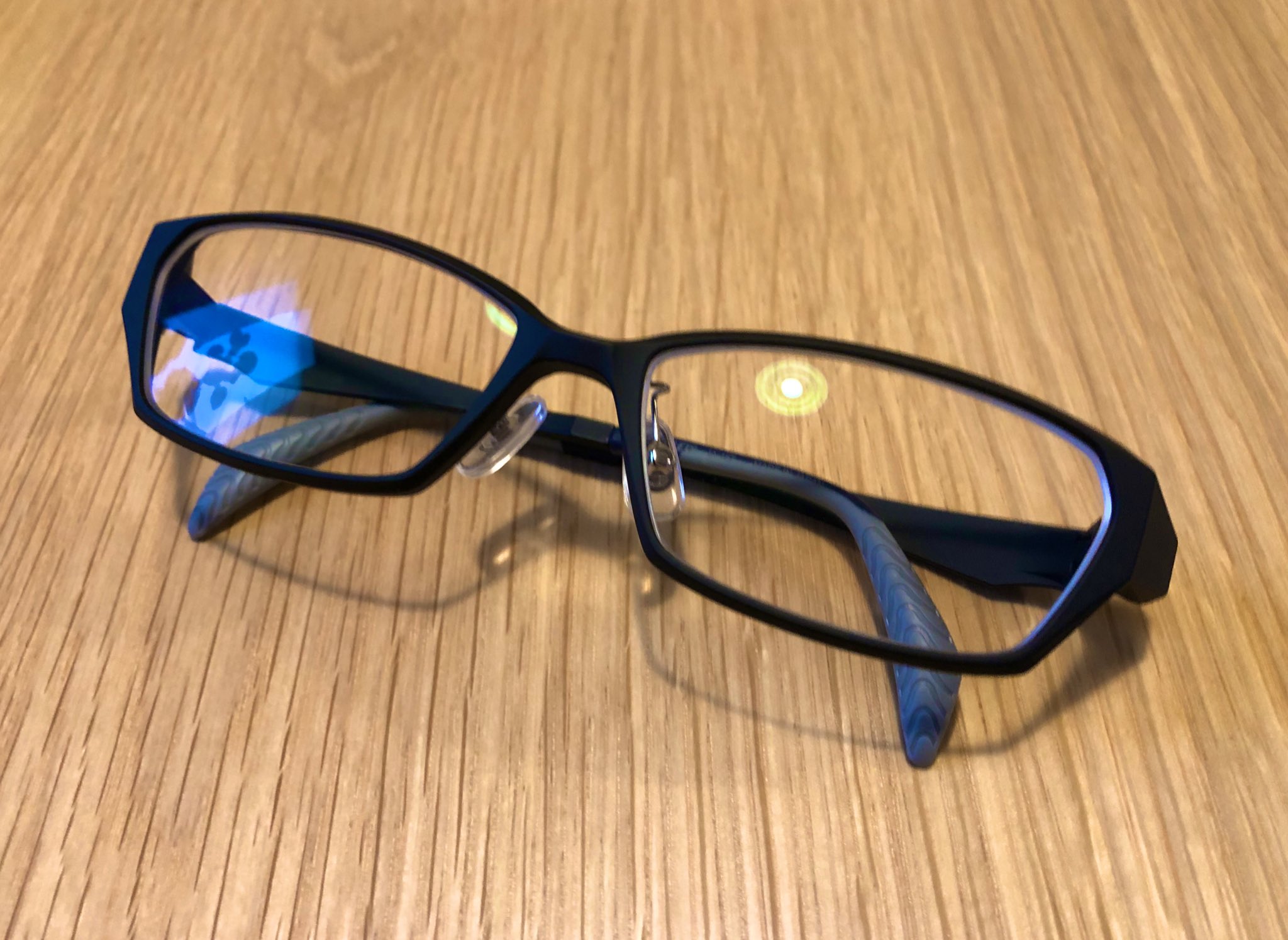サウナブタ やった ついに買ったぞ サウナ専用メガネの最高峰 眼鏡市場のアイアスリートに耐熱レンズを組み合わせたので サウナでもレンズが傷つかない 汗かいてもメガネずれない 熱でフレームが広がらないのでフィット感がずーっと続く 早速