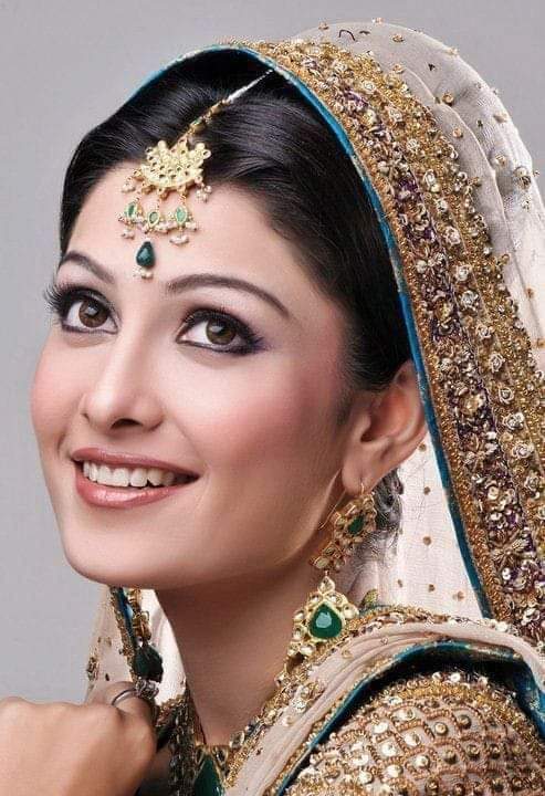 तुम्हें  क्या बताएँ 
   हमारी निगाहों मे क्या हो तुम
ख़ुदा से  डरते हैं
       वरना कह देते  ख़ुदा हो तुम !!!

       #Bk